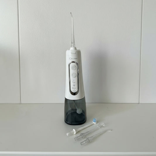 Waterflosser vs tandtråd – hvad er bedst for dine tænder?